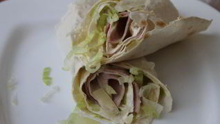 Нежные роллы с ананасами и ветчиной