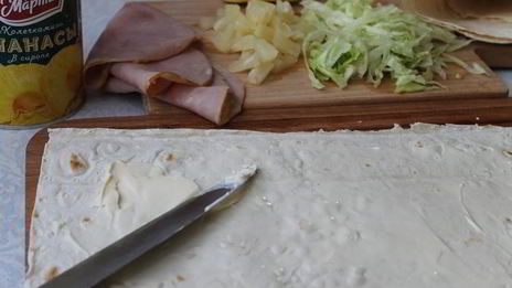 нежные роллы с ананасами и ветчиной
