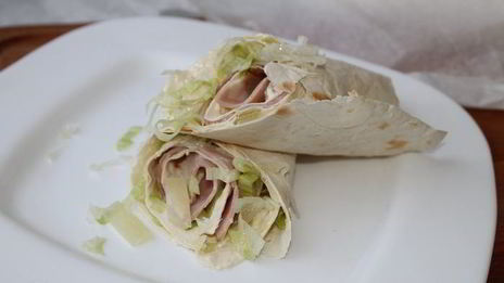 нежные роллы с ананасами и ветчиной