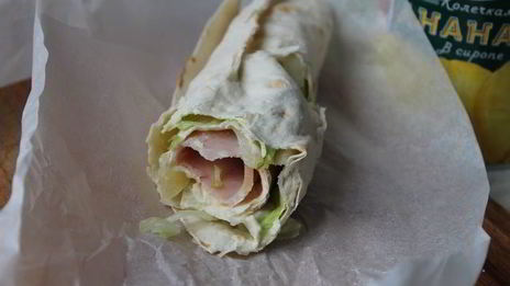 нежные роллы с ананасами и ветчиной