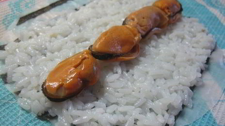 полосатые роллы с мидиями