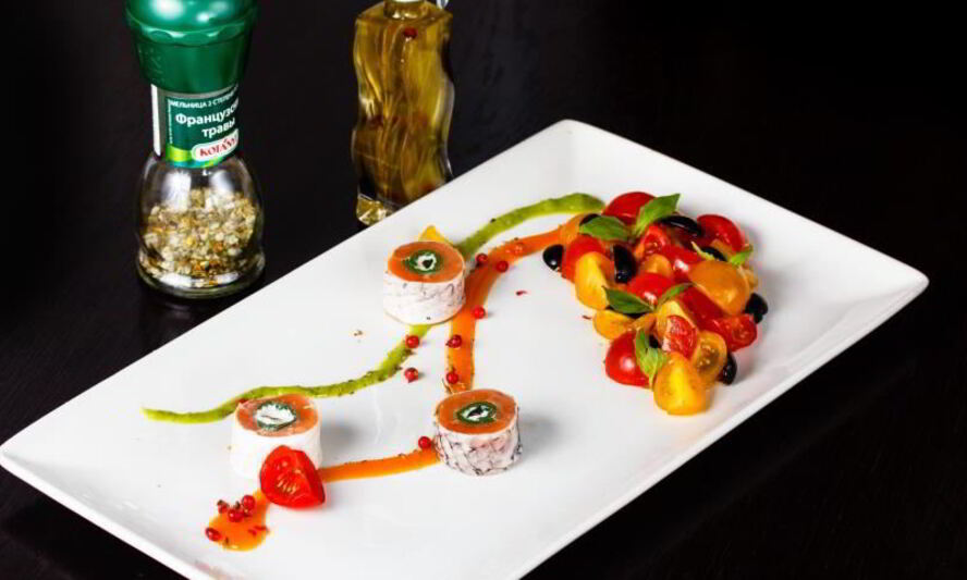 Рецепт ролла из копченого лосося с томатами