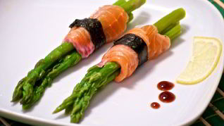 Ролл из спаржи с лососем