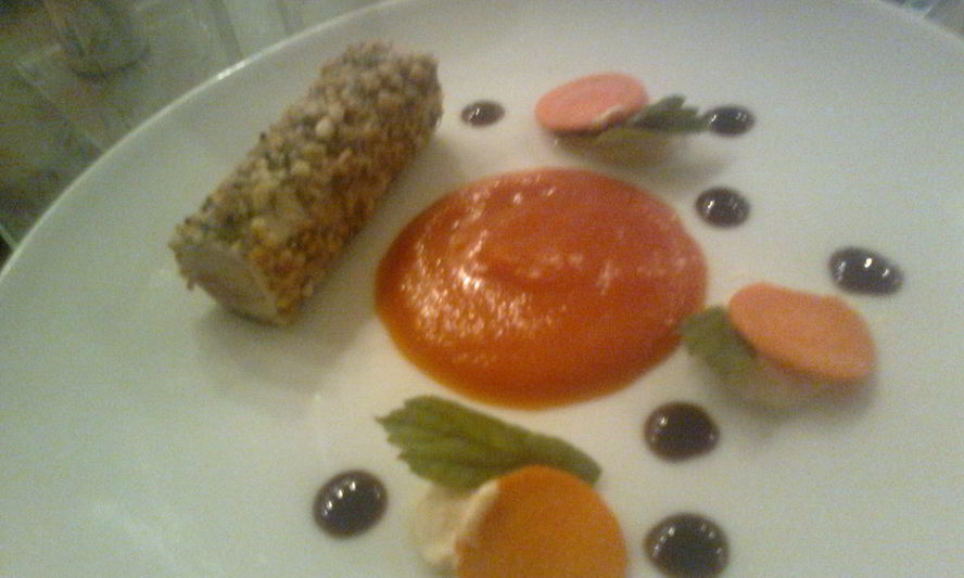 Рецепт ролла из свинины с креветкой, в панировке из трав и орехов, с пюре из сладкого картофеля