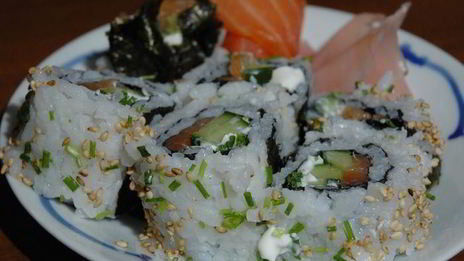 ролл с копченым лососем