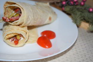 Ролл с копчеными колбасками кабаноси