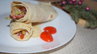 Ролл с копчеными колбасками кабаноси