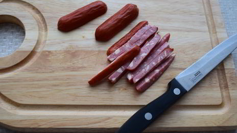 ролл с копчеными колбасками кабаноси