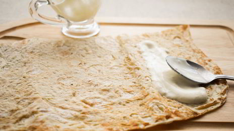 ролл с копчеными колбасками кабаноси