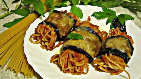 роллы из баклажанов со спагетти