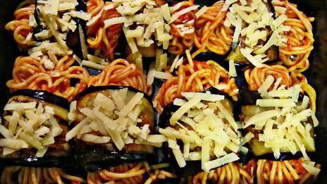 роллы из баклажанов со спагетти