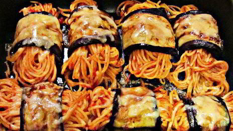 роллы из баклажанов со спагетти