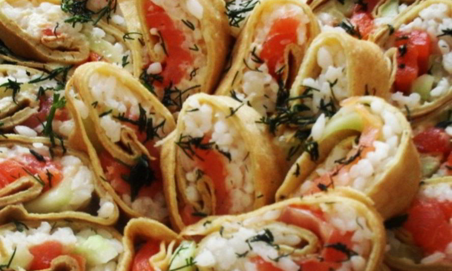 Рецепт роллов из блинов со сливочным сыром, семгой и авокадо