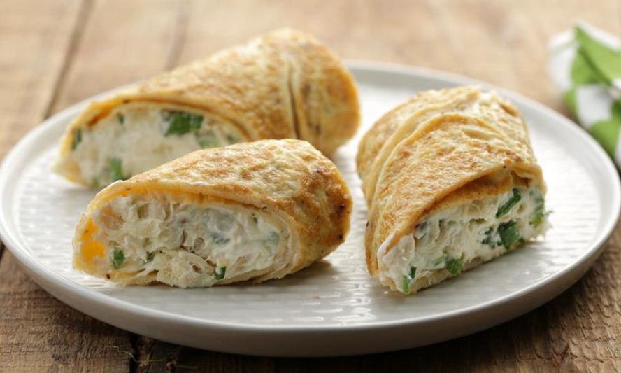 Рецепт роллов из омлета с омулем горячего копчения