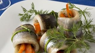 Роллы из селедки с овощами