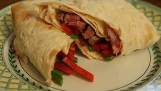 Роллы с говядиной, фасолью и сладким перцем