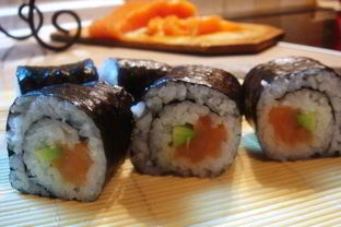 Роллы с семгой и авокадо