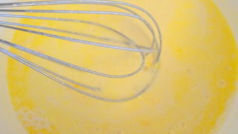 сладкие роллы из рисовых блинчиков с бананово-творожным кремом и шоколадным соусом