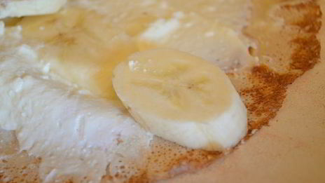 сладкие роллы из рисовых блинчиков с бананово-творожным кремом и шоколадным соусом