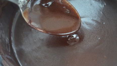 сладкие роллы из рисовых блинчиков с бананово-творожным кремом и шоколадным соусом