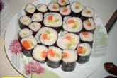 Суши роллы ассорти с авакадо крабовыми палочками и семгой