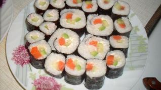 Суши роллы ассорти с авакадо крабовыми палочками и семгой