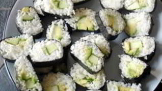 Суши роллы с огурцом и авокадо