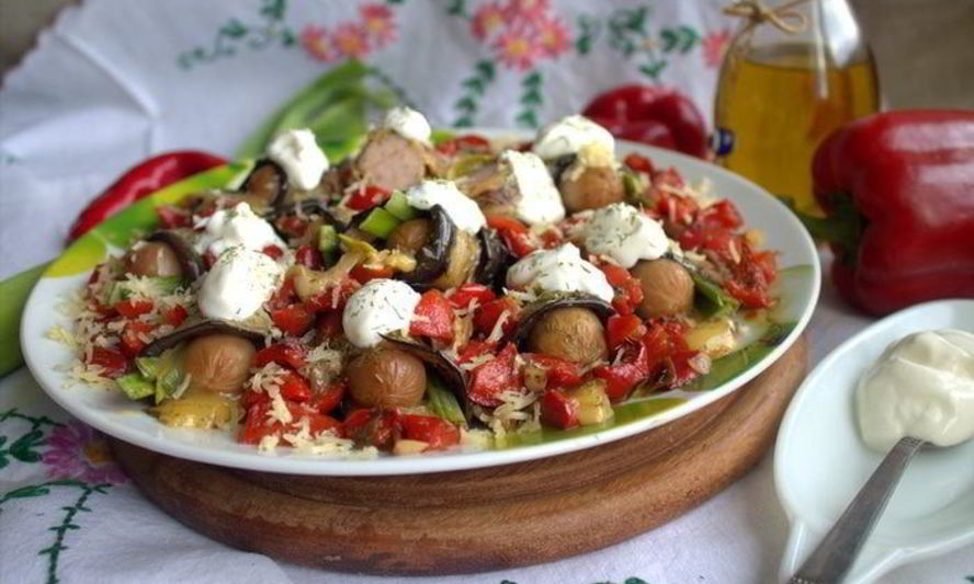 Рецепт баклажановых рулетиков с сыром и сосисками