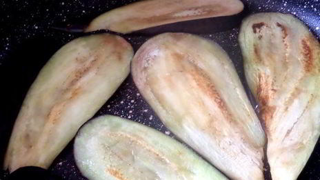 баклажановые рулетики с сыром и сосисками