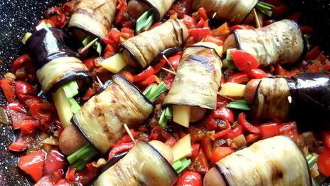 баклажановые рулетики с сыром и сосисками