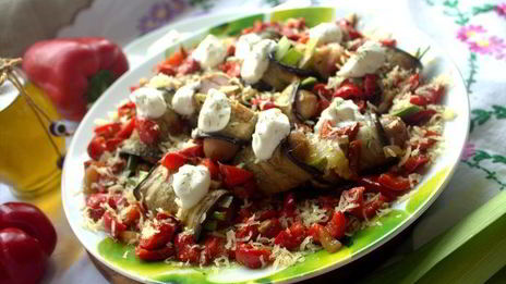 баклажановые рулетики с сыром и сосисками