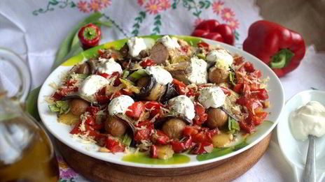 баклажановые рулетики с сыром и сосисками