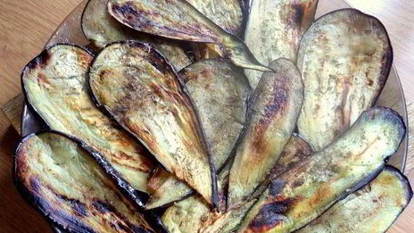 баклажановые рулетики с сыром и сосисками