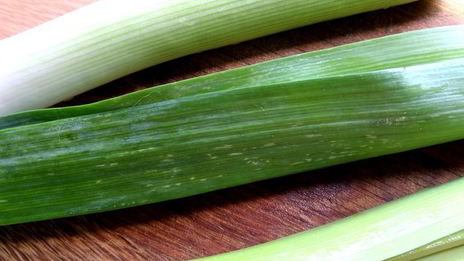 баклажановые рулетики с сыром и сосисками