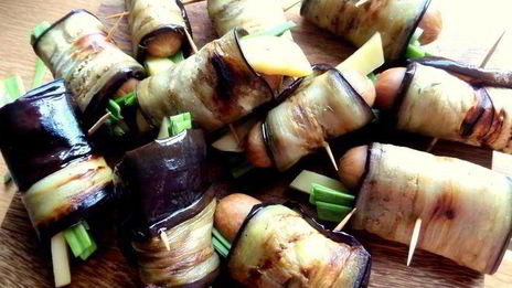 баклажановые рулетики с сыром и сосисками