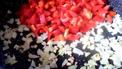 баклажановые рулетики с сыром и сосисками