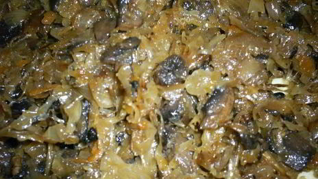 картофельный рулет с шампиньонами и квашеной капустой