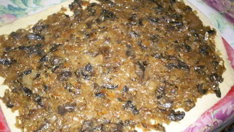 картофельный рулет с шампиньонами и квашеной капустой