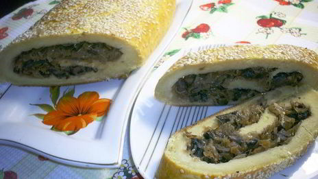 картофельный рулет с шампиньонами и квашеной капустой