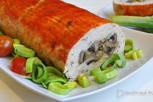 Куриный рулет с грибами и луком-пореем