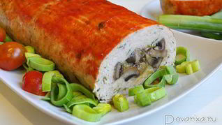 Куриный рулет с грибами и луком-пореем
