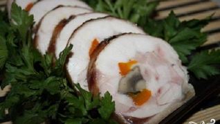 Куриный рулет с грибами и перцем