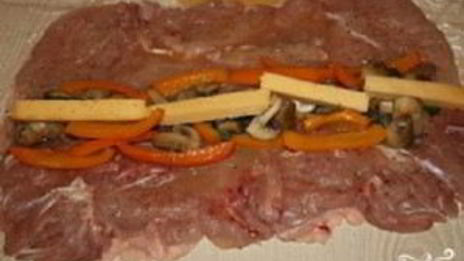 куриный рулет с грибами и перцем