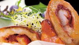 Куриный рулет с ветчиной и соусом песто