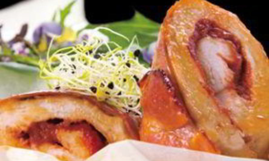 Рецепт куриного рулета с ветчиной и соусом песто