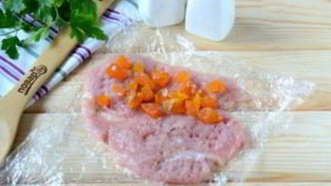 куриные колбаски-рулетики с курагой