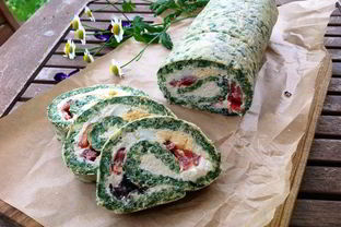 Летний рулет из сыра со шпинатом