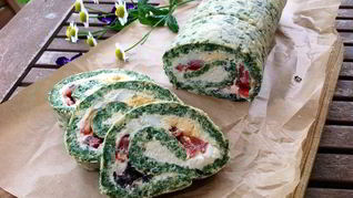Летний рулет из сыра со шпинатом
