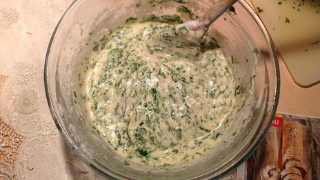 летний рулет из сыра со шпинатом