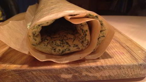 летний рулет из сыра со шпинатом